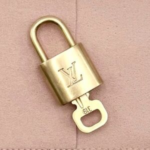 LV Louis Vuitton Brass Lock and Key Set #319